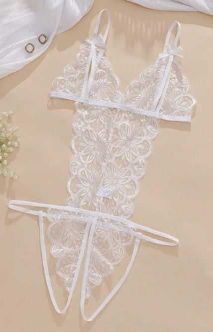Бяло дантелено секси бельо, размер S - 15 лв.