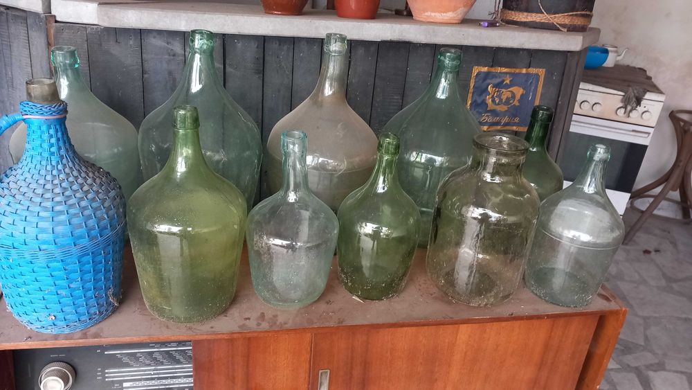 Стари дамаджани от дебело здраво стъкло