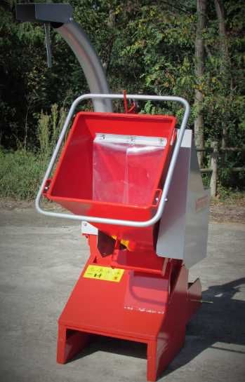 Tocator de crengi si resturi vegetale dupa tractor - Ventura