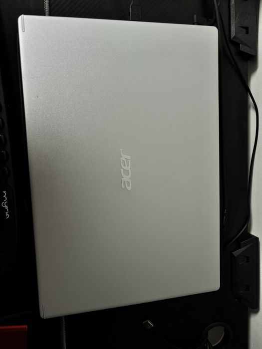 Vând laptop acer arch aspire 5