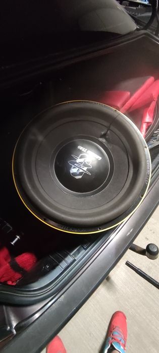 Subwoofer auto de mare putere 6000w 10000w putere cu membrana defectă, a căzut o scândură pe el. Difuzor și încă un subwoofer de 800-1000w perfect fun