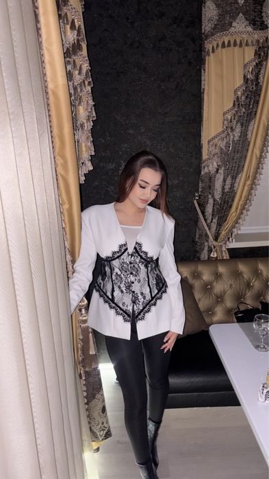Пиджак белый с кружевами