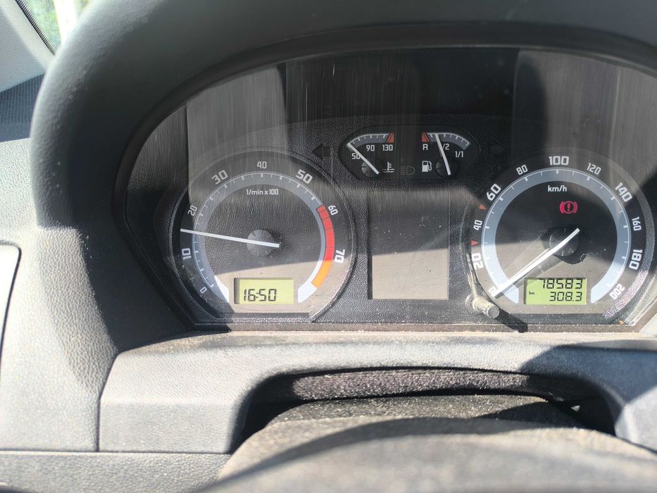 Vând Skoda Fabia 1.2 benzină (HTP), mașină economică și ușor de întreținut. – 78.583 km REALI – al doilea proprietar – economică