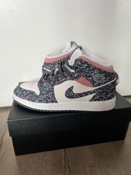 Продавам чисто нови Air Jordan 1 Mid SE Floral Canvas