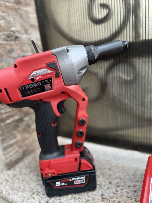Pistol de tras popnituri milwaukee m18