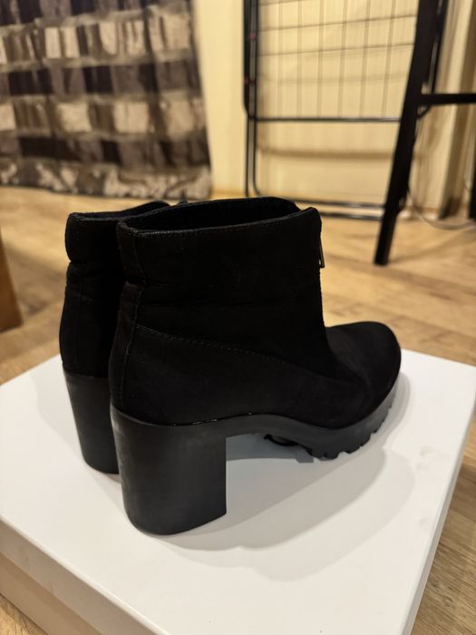 Велурени черни боти с цип