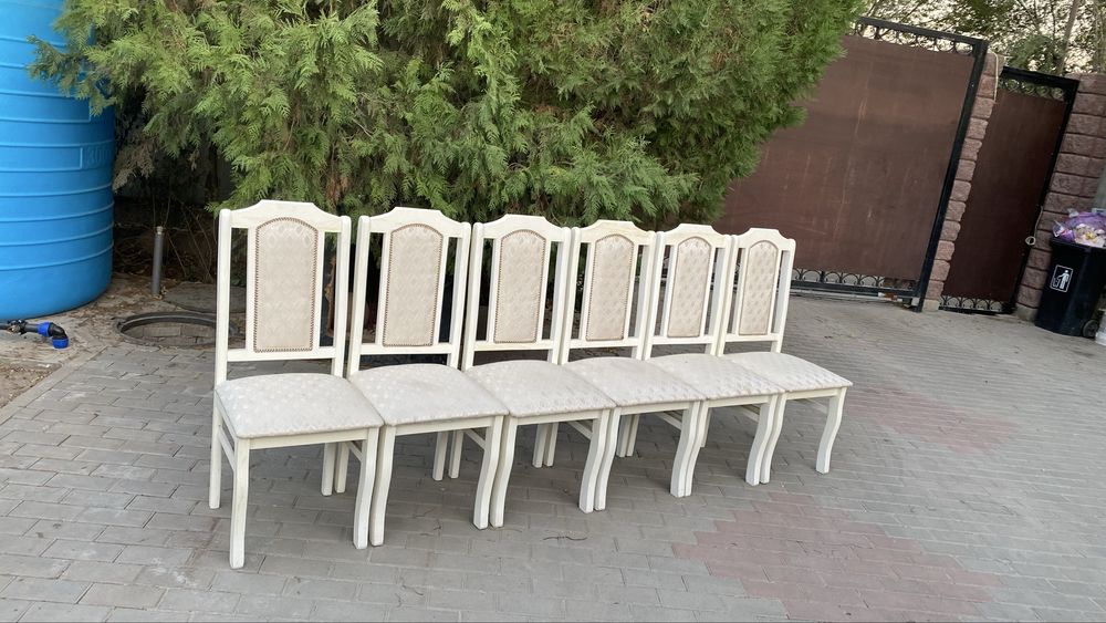 Деревянные стулья