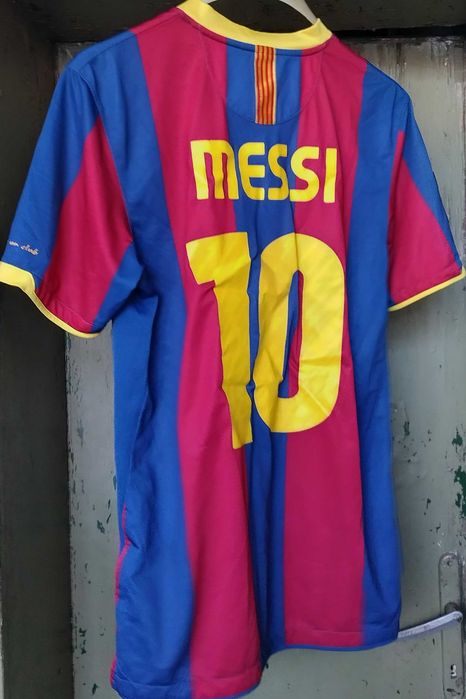 Много стари спортни облекла,