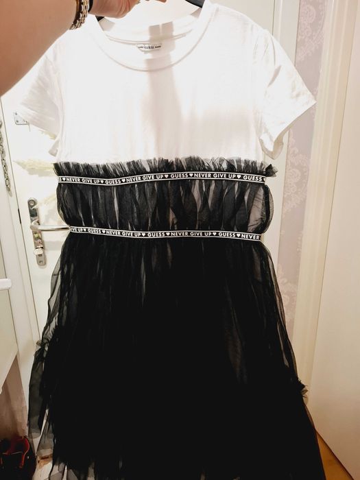 Рокля на марката Guess