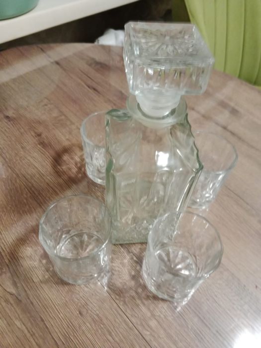 Графин и 4 бокала.