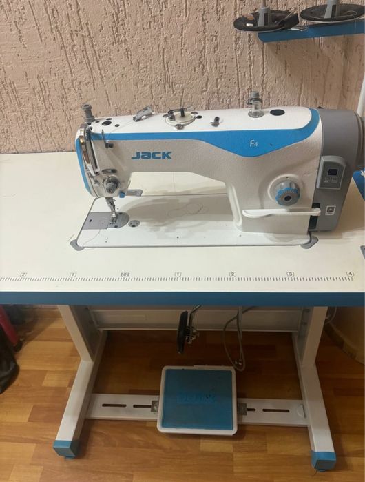 Срочно продаю машинка швейная