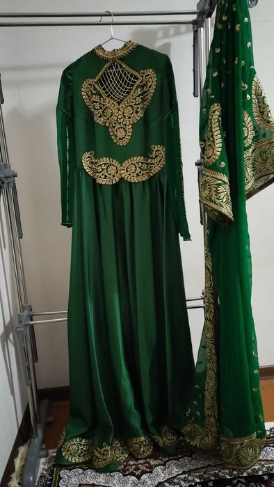 Зелёный ансамбль с короной .Зелёное Вечернее платье с короной