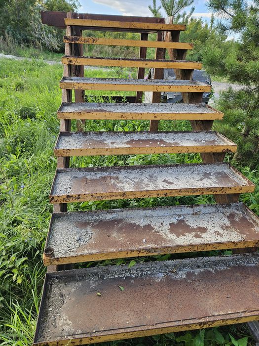 Крыльцо-лестница металлическая