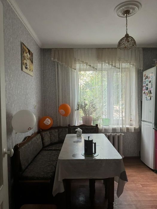 Стол обеденный в хорошем состоянии