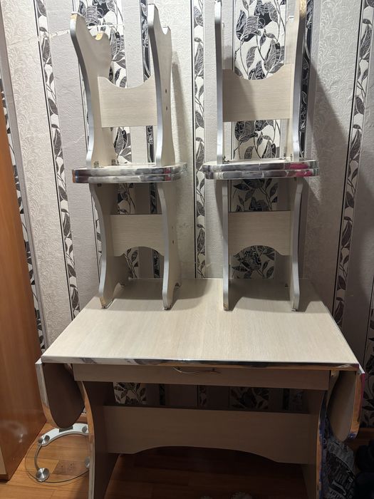 Продам стол+ 4 стула за 5000