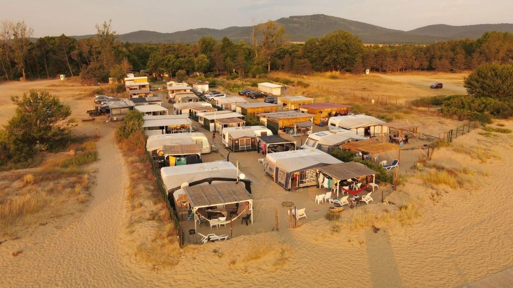 Продава се бизнес с отдаване на каравани под наем  .