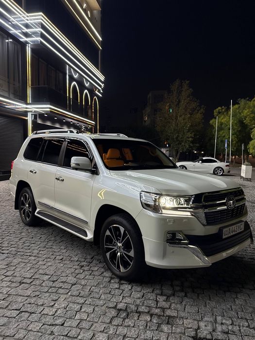 Land cruiser 200 sotiladi