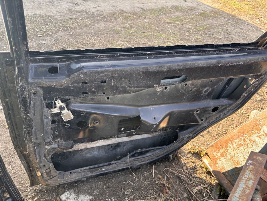 Продам  двери на правую сторону пассат б4