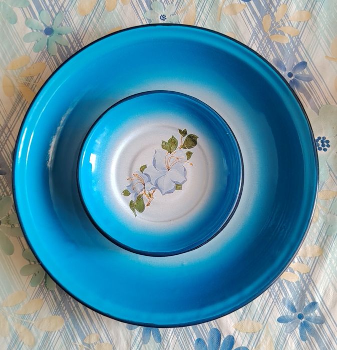 Эмалированный ляган и тарелки.