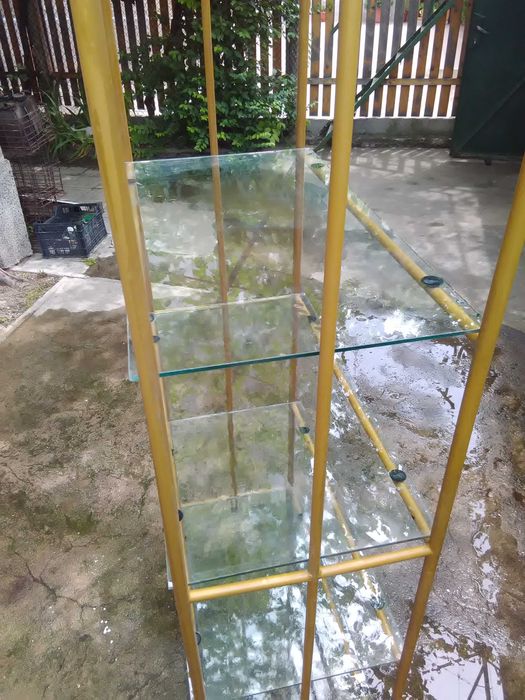 Стелажи със стъклени рафтове