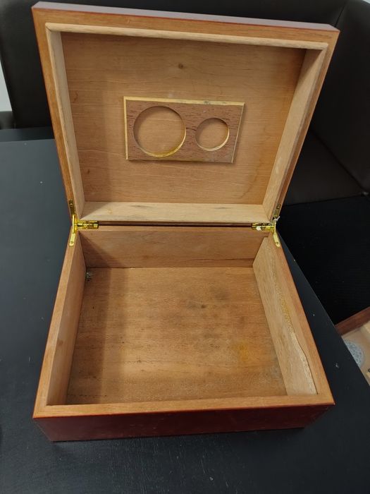 Humidor din lemn pentru țigări de foi