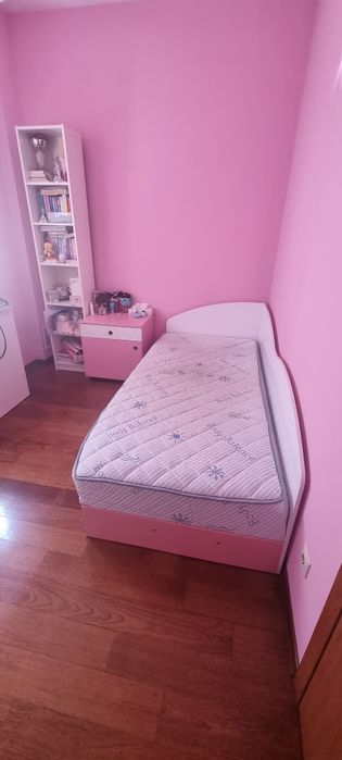 Продавам ъглово легло с повдигащ механизъм