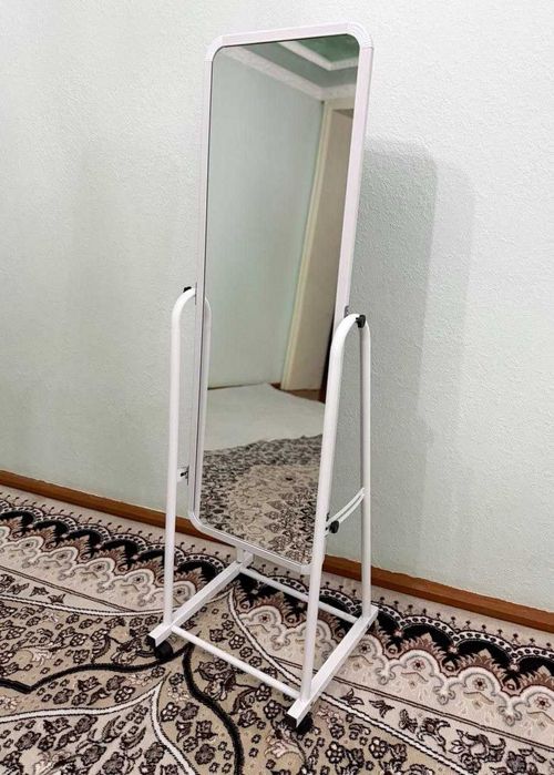 Зеркало напольное на колесах.