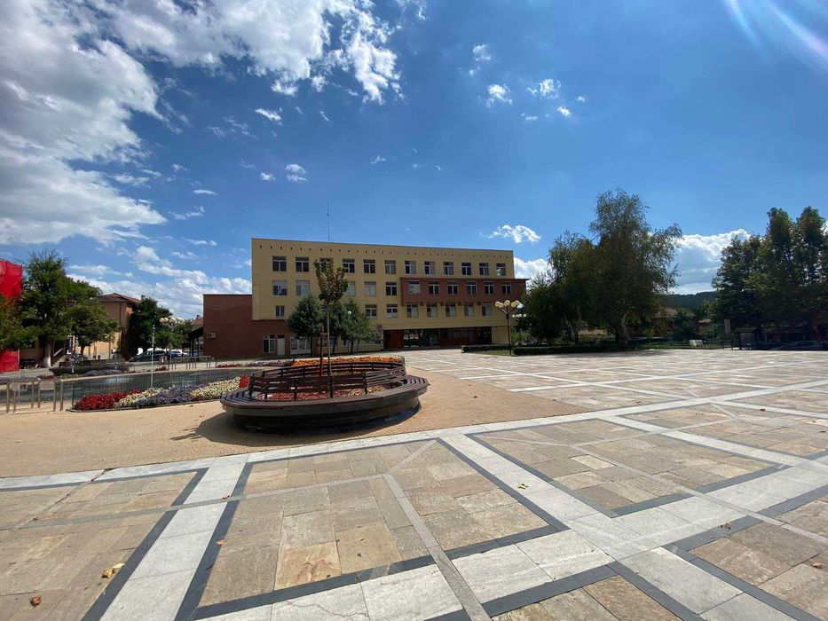 Половин етаж от сграда в центъра на гр. Джебел