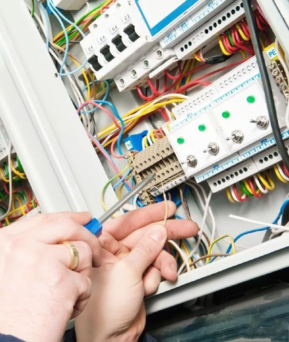 Установка люстры, замена люстры, замена розеток, замена лампочек.