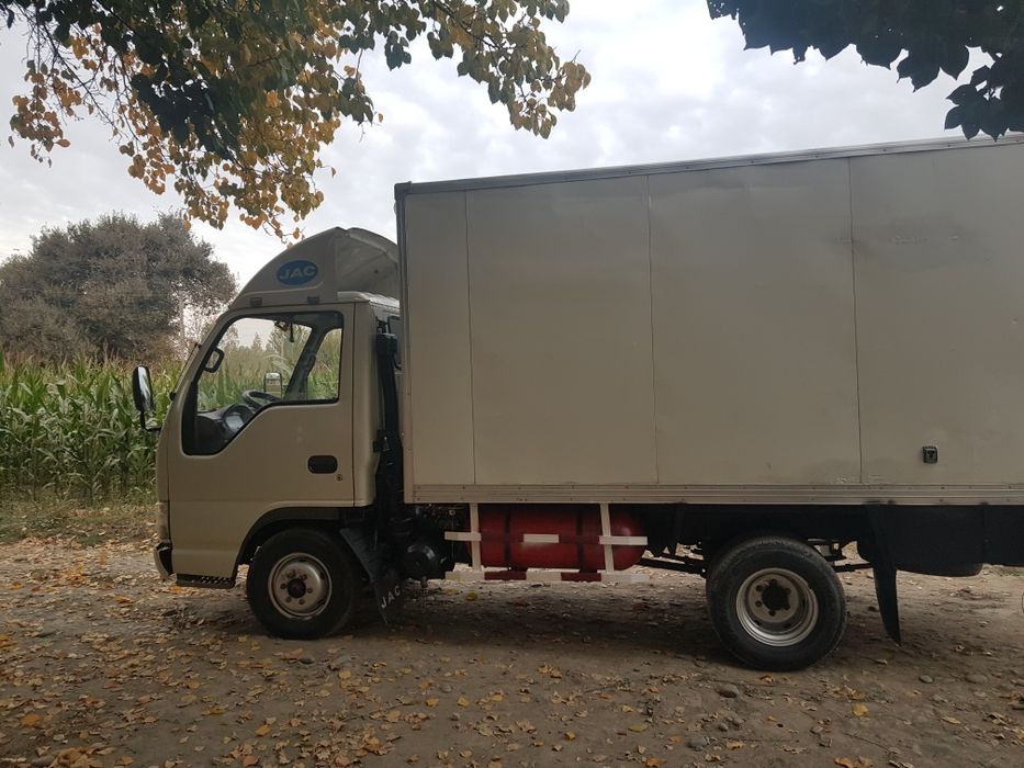 JAC bortli avtomabil