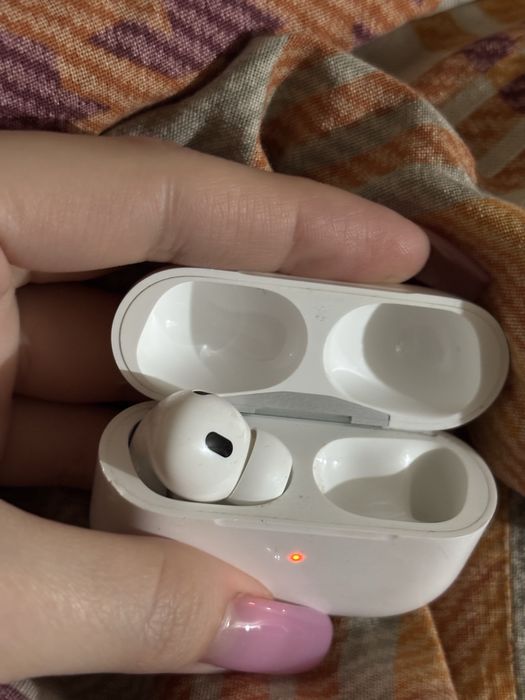AirPods Pro 2. Кейс и левый наушник