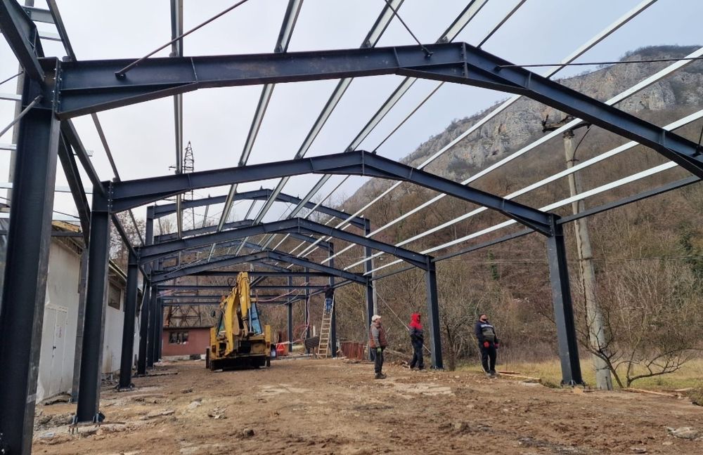 Vand hale metalice la super preț-calitate