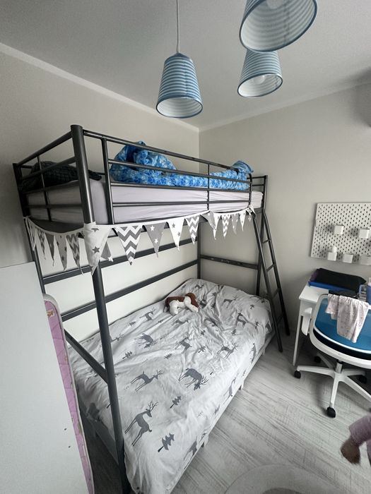 Двуетажно легло с бюро