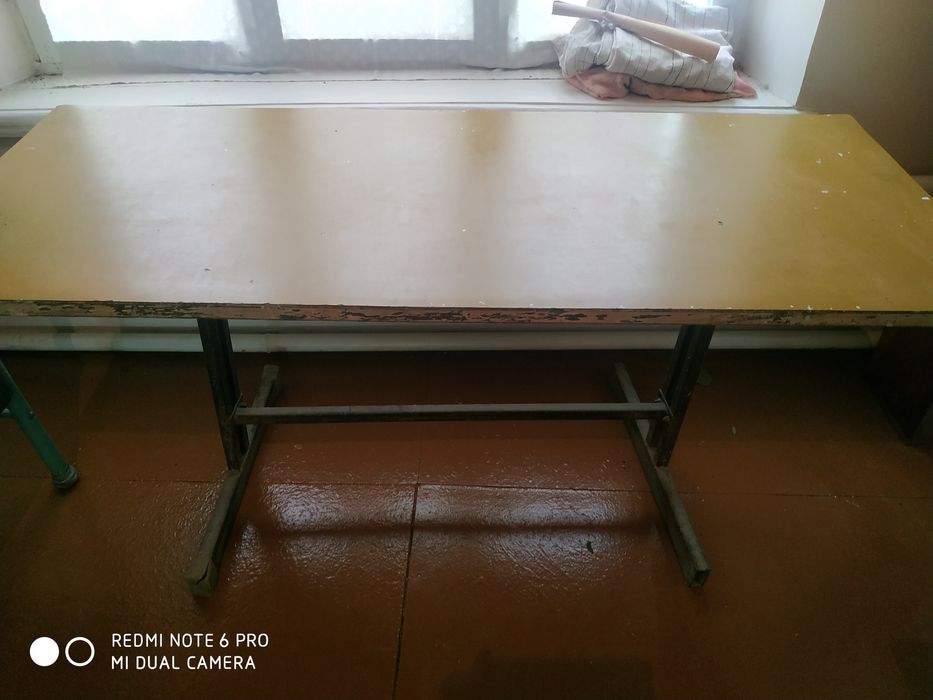 Сервант и 2 стола.