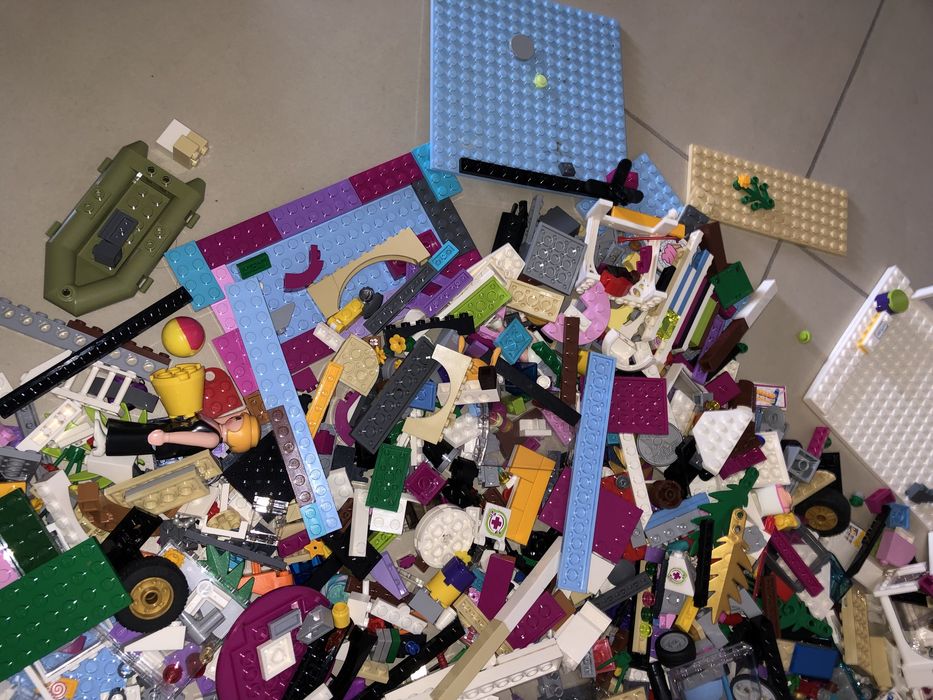 Set piese Lego original, estimez ca sunt cateva sute de piese (provin de la cca. 15 Lego-uri)