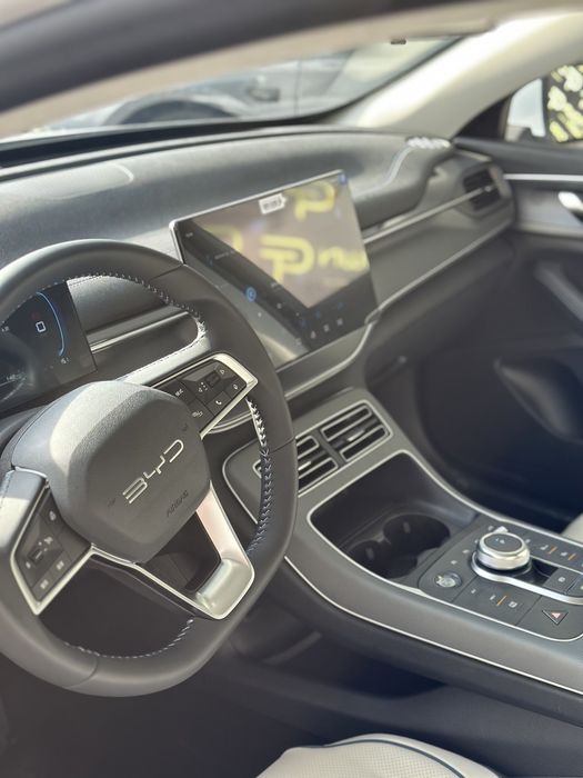 Новая машина в автосалоне