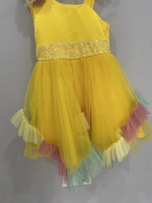Платье нарядное желтое