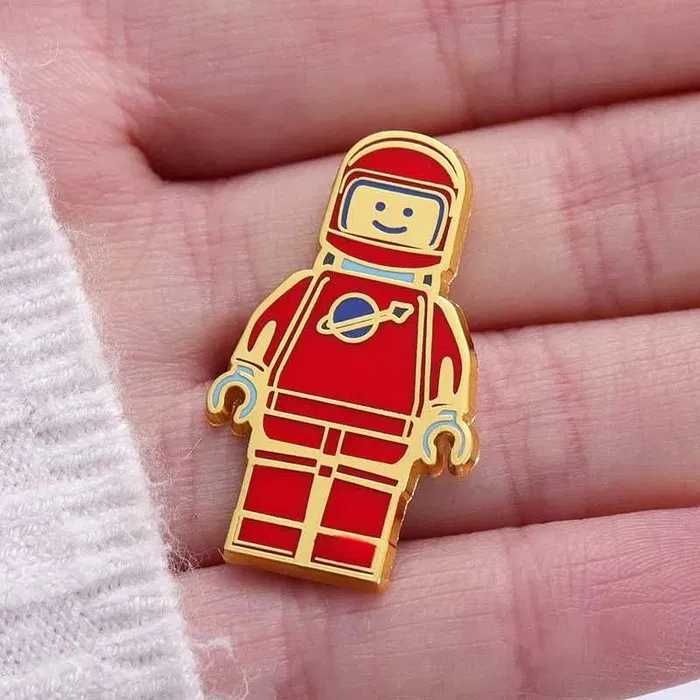 Значок в виде астронавта из LEGO