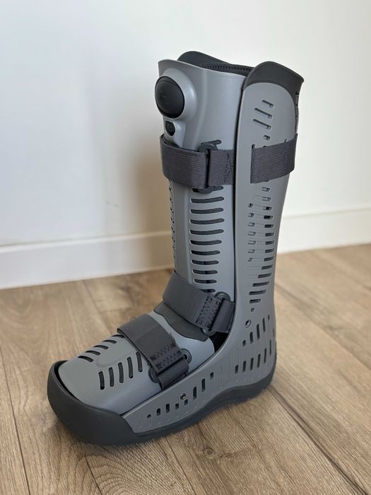 Orteză OSSUR Rebound Air Walker M (39–44) – model ÎNALT – aproape nouă