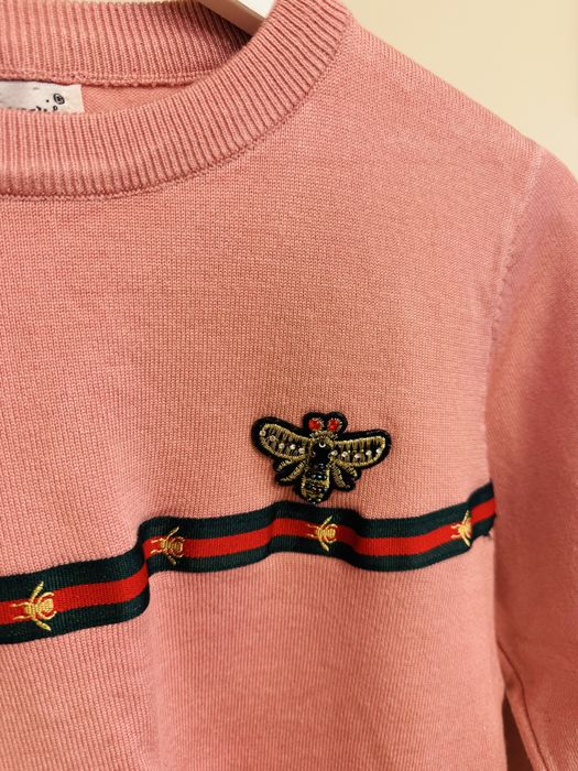 Тънък пуловер с брошка