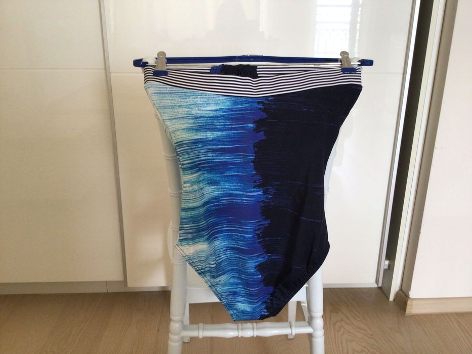 Дамски еднокомпонентен бански тип бандо. Нов