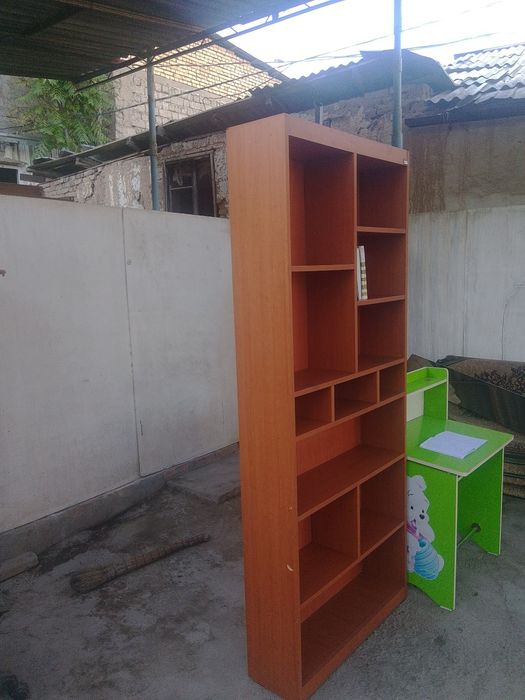 Katta sig'imli, zamonaviy Kitob Javoni (Knijniy polka) zo'r holatda so