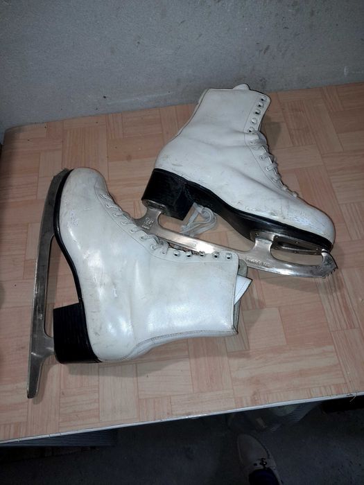 Запазени кънки за фигурно пързаляне