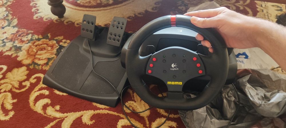 Игровой руль Logitech moma