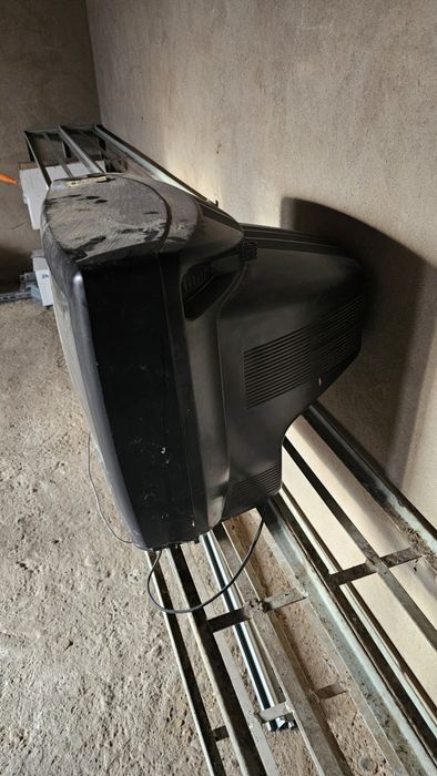 Телевизор LG в рабочим состояние