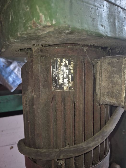 Трифазна настолна бормашина 350€