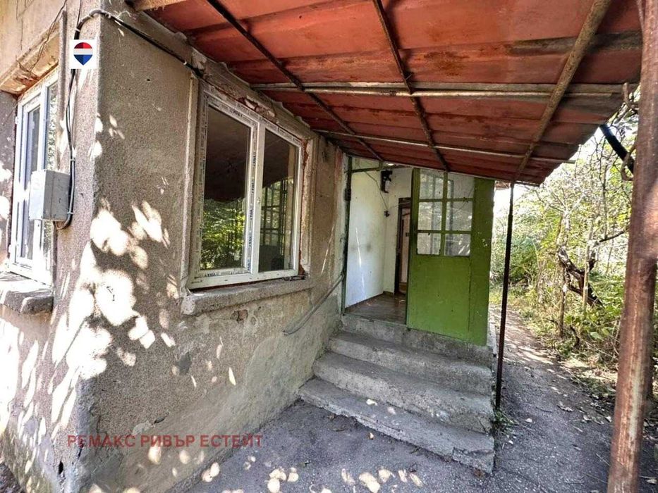 Къща с голям двор за продажба в с. Бръшлен