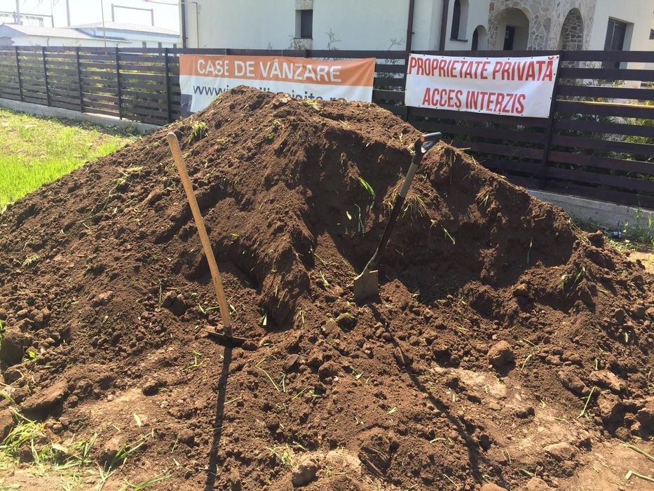 Pamant de umplutura si chisai de gazonare la masina de 3 mc