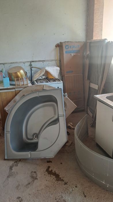 Жағажайдағы душ кабинасындағы жасырын камера