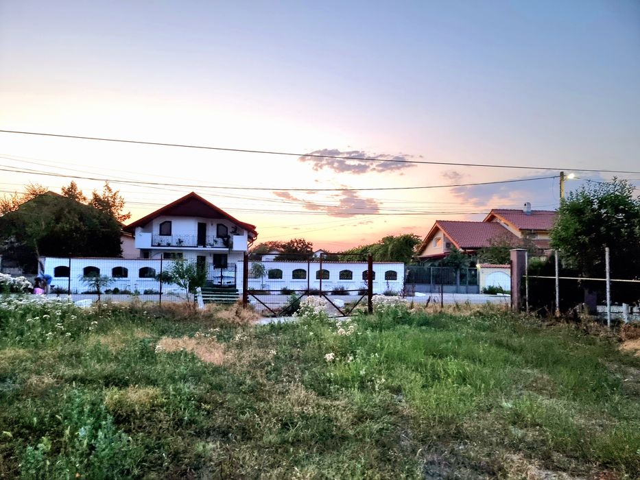 Teren între case cu toate utilitățile